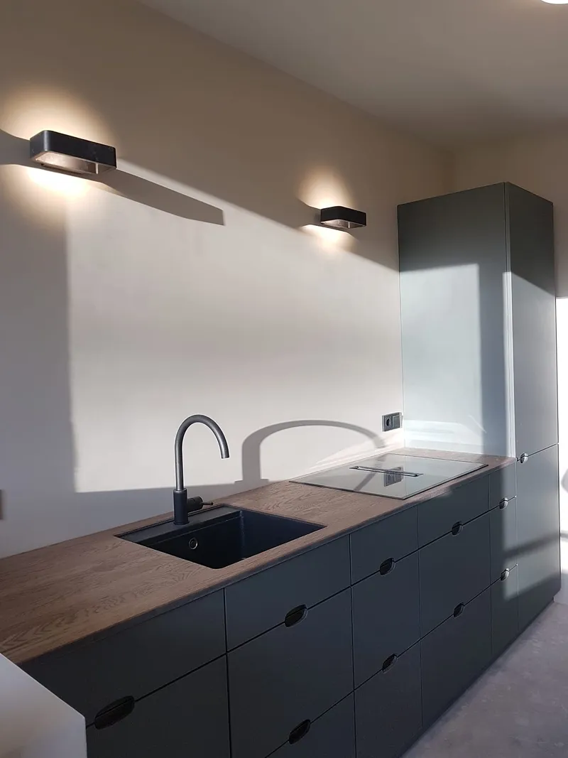 Donkere keuken met eiken werkblad in Apeldoorn — keukenrenovatie door Bontbouw