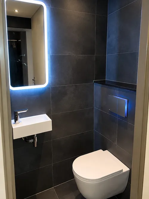 Toilet renoveren in Beijum: Antracieten tegels, door Bontbouw