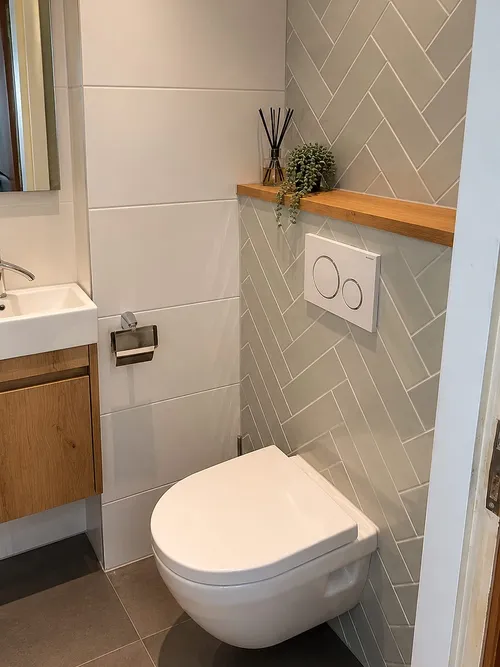 Toilet renoveren in Coendersborg: Fonteinmeubel in eikenlook, door Bontbouw