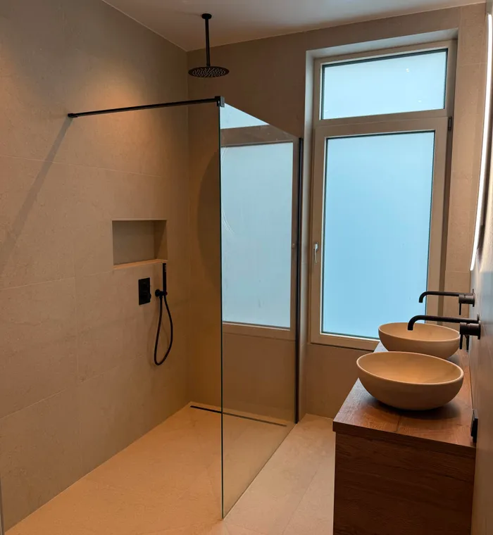 Gerenoveerde badkamer in Groningen met inloopdouche en tegelwerk tot het plafond